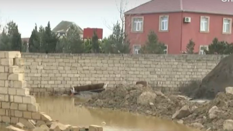 Ləhic bağlarında küçəni su basıb - VİDEO