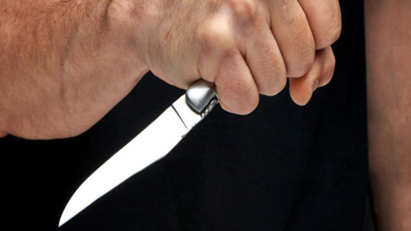 Kürdəxanıda kişi dostunu bıçaqladı