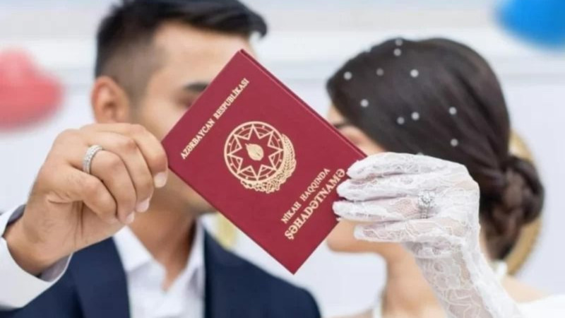 Azərbaycanda evlənənlər azalıb