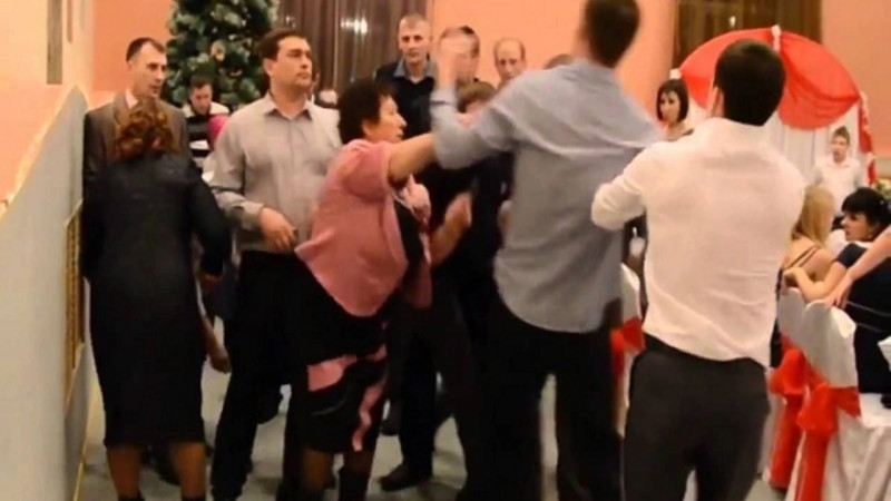 Sünnət toyunda pivə bakalını qadının başına vurdu - Həbs edildi