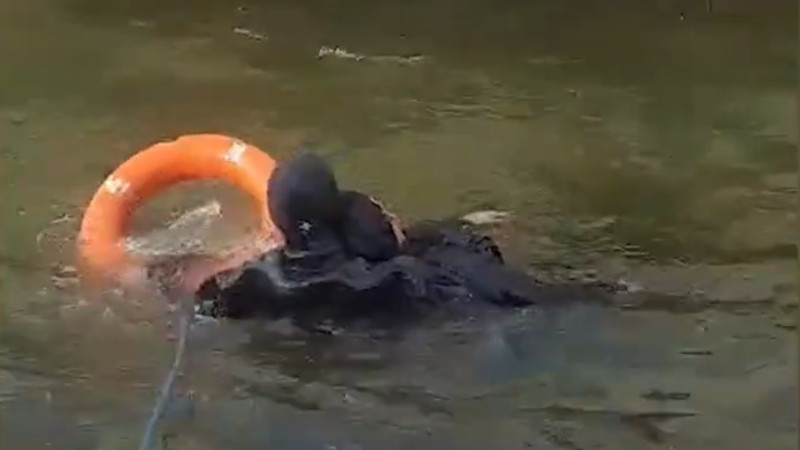 Bulvarda dənizdə batma təhlükəsi ilə üzləşən şəxs xilas edilib - VİDEO 