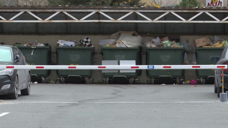 Bakıda şlaqbaum qəzaya səbəb olub - Hadisə iki binanın sakinlərini üz-üzə qoyub + VİDEO 