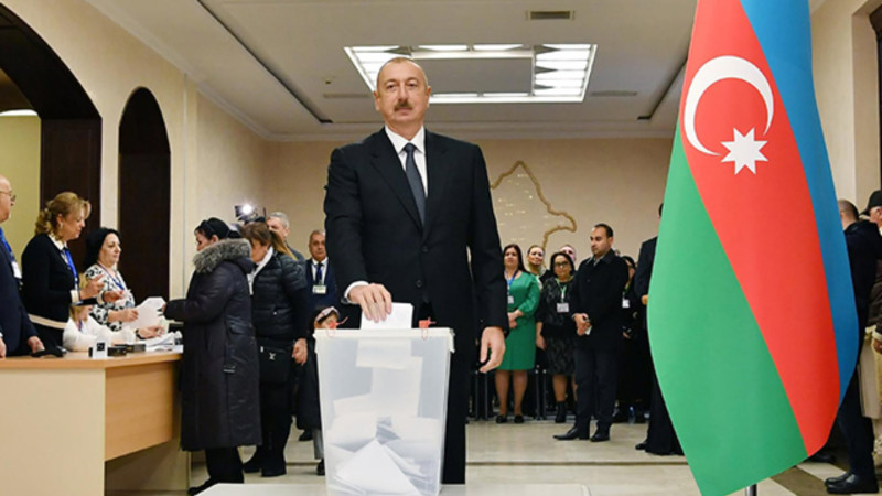 Prezident İlham Əliyev 1 saylı seçki məntəqəsində səs verib - FOTO