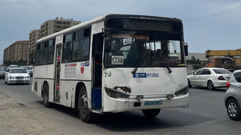 Bakı sakinlərindən ŞİKAYƏT: Natəmiz, yararsız oturacaqlı avtobuslar