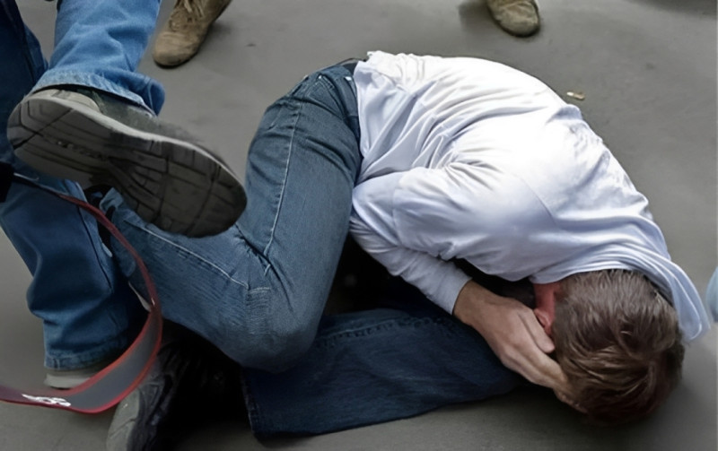 Küçədə arvadı ilə birgə sakini döyən şəxs həbs olundu 