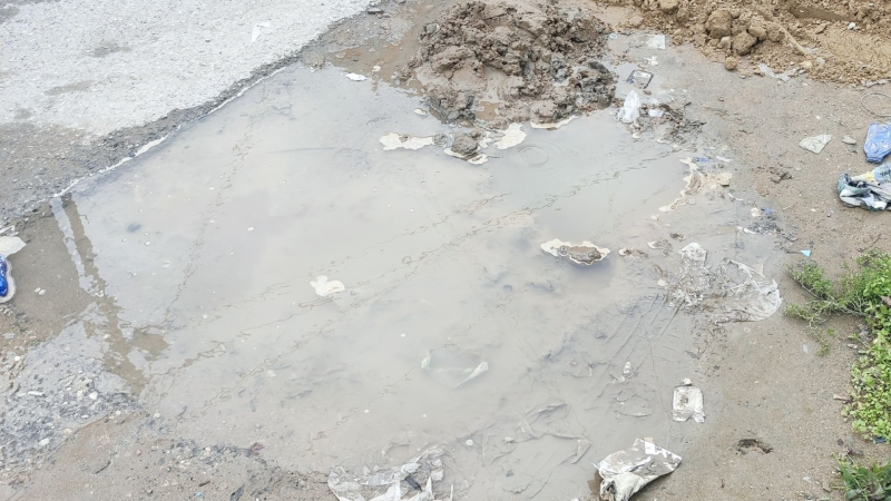 Camaat su tapmır, Yeni Suraxanıda içməli su küçəyə axır - ŞİKAYƏT + VİDEO