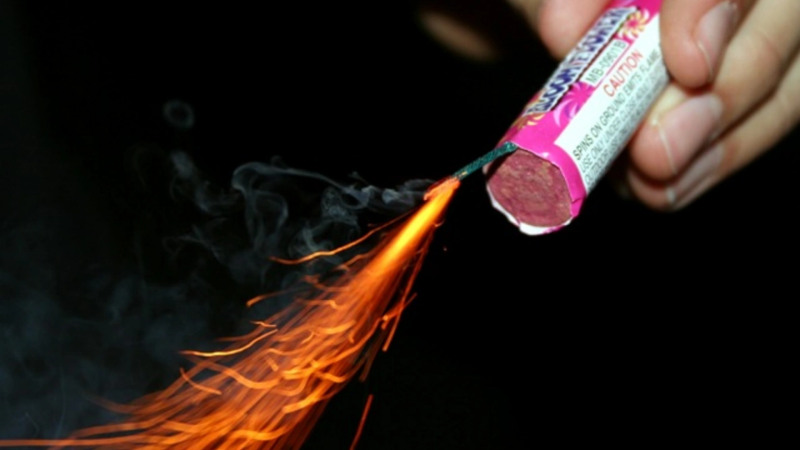 Pirotexniki vasitəni camaatın yanında partlatdı, həbs edildi