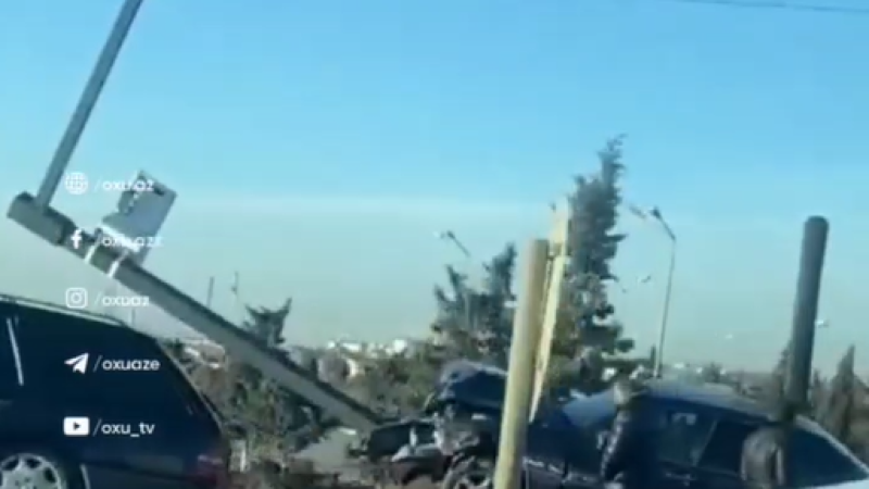 Zabratda avtomobil yoldan çıxaraq radar dirəyinə çırpılıb - VİDEO