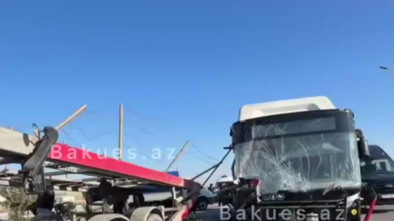 BakuBus avtobusu ilə yük avtomobili toqquşdu, ölən və yaralılar var - VİDEO
