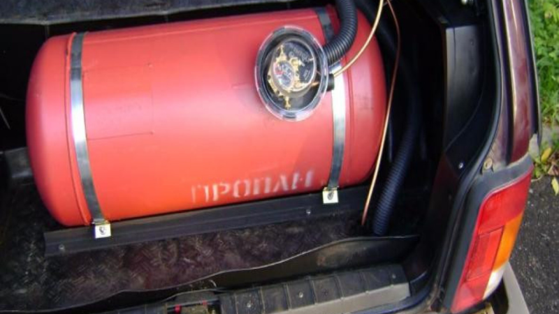 Bakıda qaz balonu avtomobildə partlayışa səbəb oldu - VİDEO