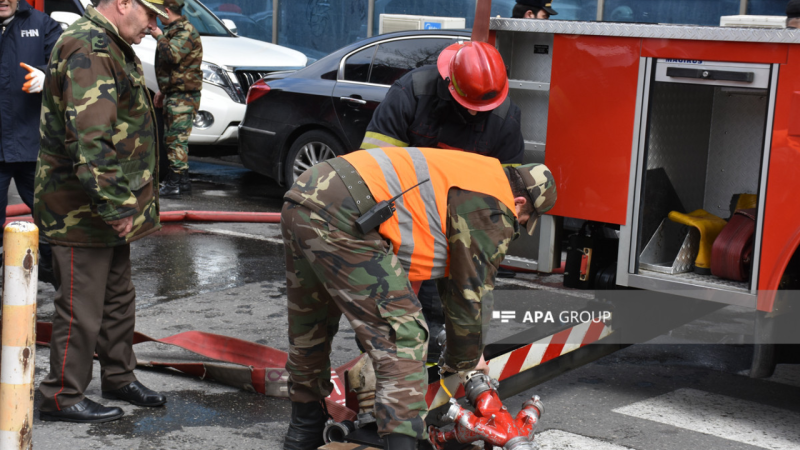 Bakıda yaşayış binasındakı restoran yandı