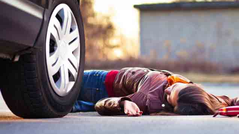 Maşınla piyadanı vurub öldürdü