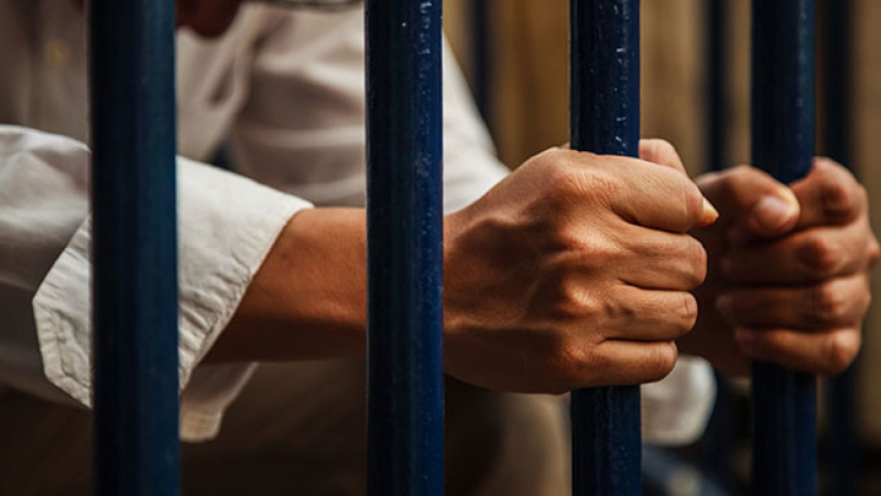 2,5 milyonluq dələduzluqda ittiham edilirdi, öldü