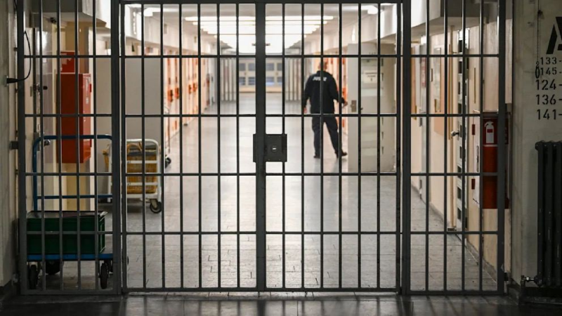 Penitensiar Xidmətinin sabiq vəzifəli şəxsi cərimələndi - Dustağa telefon aparıb