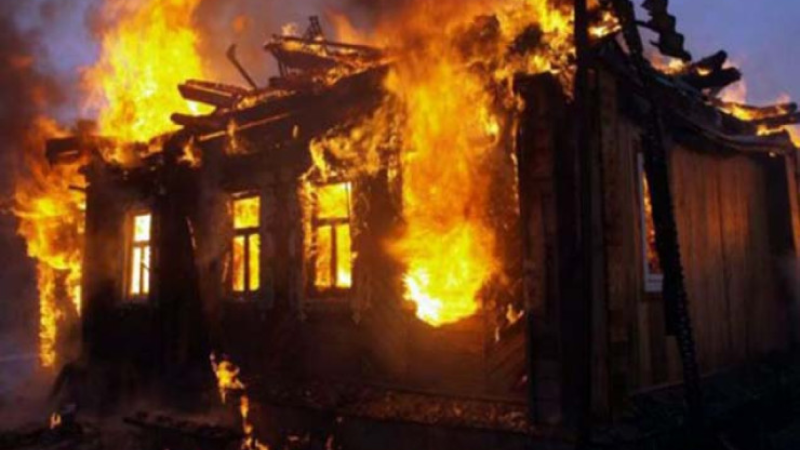 Bakıda DƏHŞƏT: kişi evində diri-diri yandı