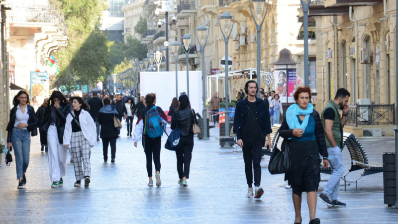 Fəvvarələr meydanında qanunsuz tikintinin qarşısı alınıb - VİDEO