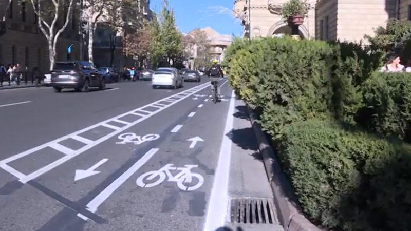 Velosiped və skuter sürücüləri üçün çəkilən zolaqlar niyə yarımçıq kəsilir?