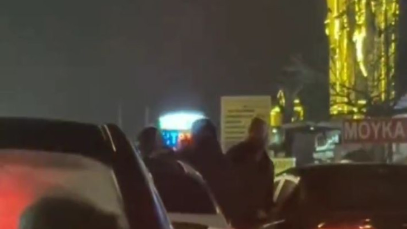 Bakıda yolun ortasında DAVA - VİDEO