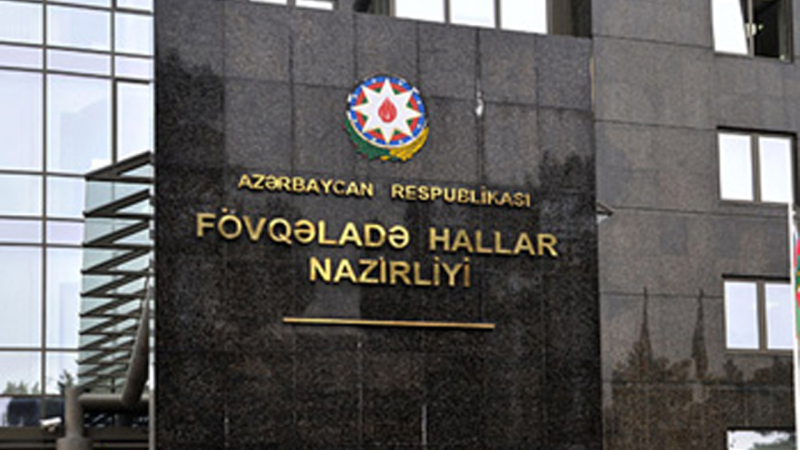 Mənzildə köməksiz qalan 2 uşaq xilas edildi