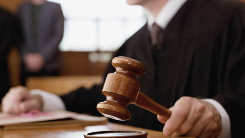 Bacısını bıçaqlayan qardaş hakim qarşısında