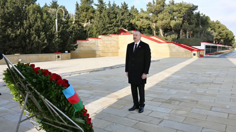 Prezident 20 Yanvar şəhidlərinin xatirəsini yad edib - FOTO