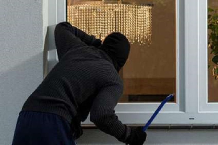 Bakıda kafeyə BASQIN: Dəmiri başına çırpıb qarət etdi