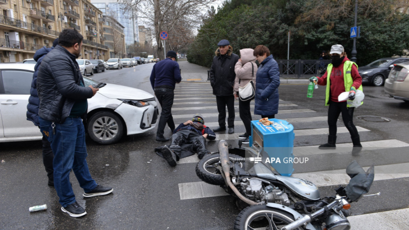 Bakıda avtomobil mopedlə toqquşub, xəsarət alan var - FOTO
