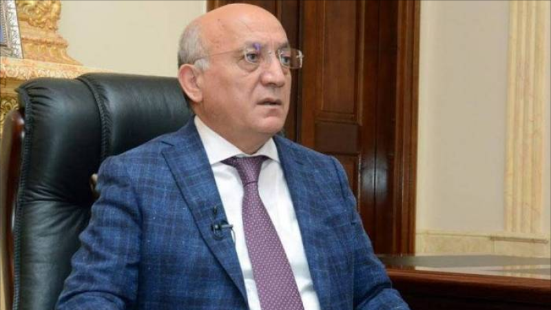 Həyat yoldaşını işləməyə qoymayan kişinin maaşı azala bilər