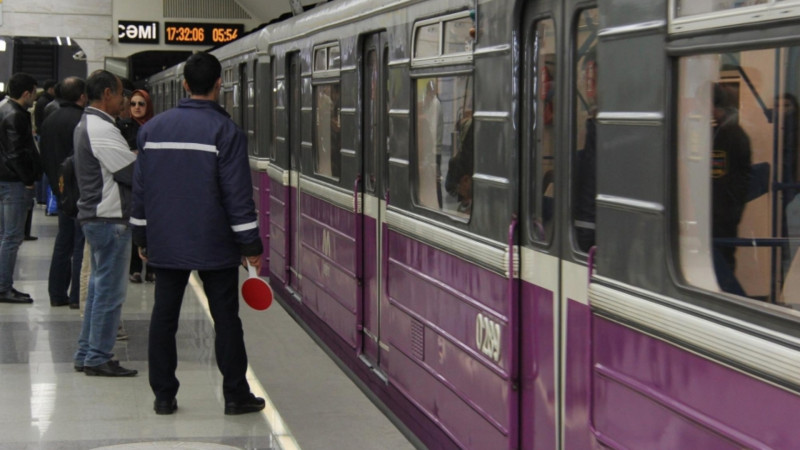 Bakı metrosunda qatarın tavanından axan su ilə bağlı AÇIQLAMA + VİDEO