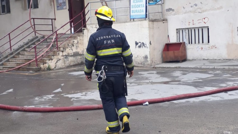 Bakıda beşmərtəbəli binada yanğın olub, zərərçəkən var 