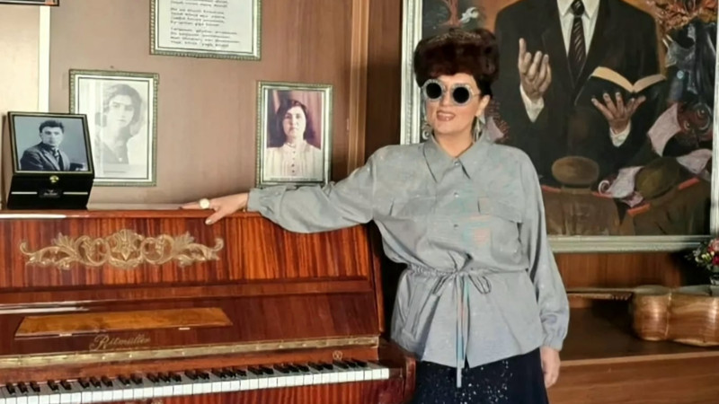 Elza Seyidcahan Mikayıl Müşfiqin ev muzeyinə piano və tar HƏDİYYƏ ETDİ - FOTO