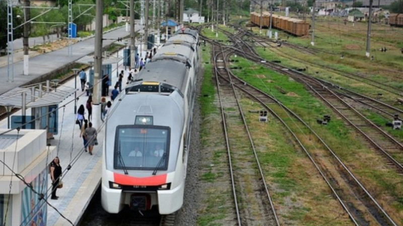 Gəzintiyə çıxdı, sürət qatarını dayandırdı - MƏHKƏMƏ