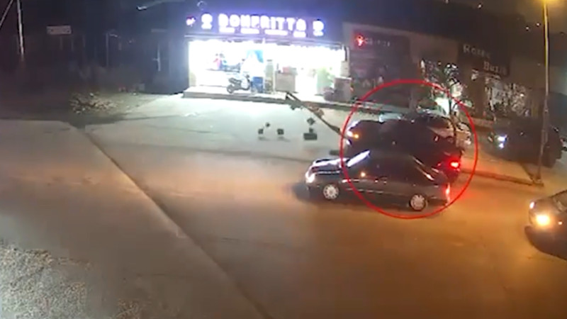 Bakıda avtomobil işıqfora çırpıldı - VİDEO 