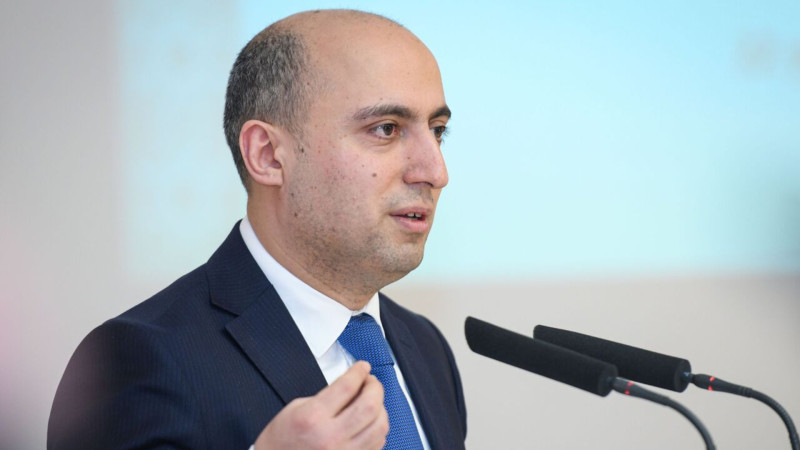 Emin Əmrullayev: “Qurumlara universitet, akademiya, institut adlarının verilməsinə yenidən baxmalıyıq”