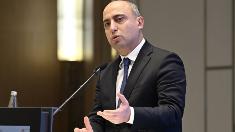 Emin Əmrullayev: “Anası ali təhsilli olan şagirdlərin nəticələri daha yüksəkdir”