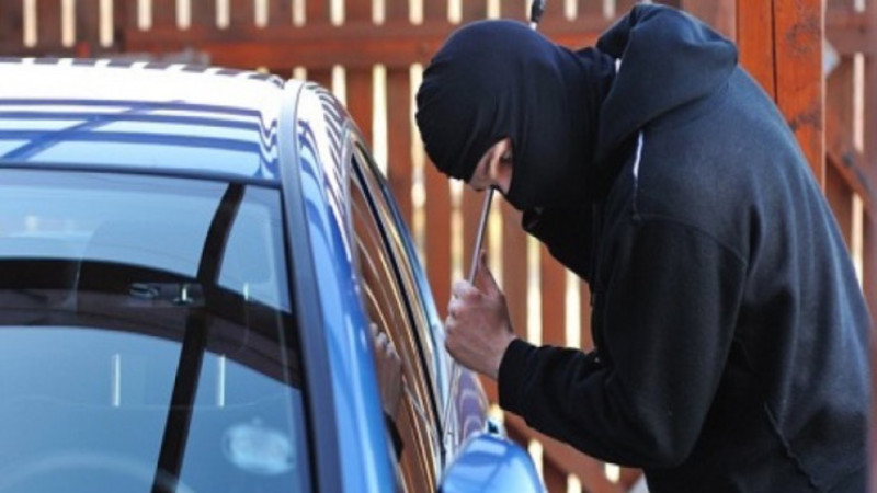 Bakıda maşından 30 minə yaxın pul oğurlandı