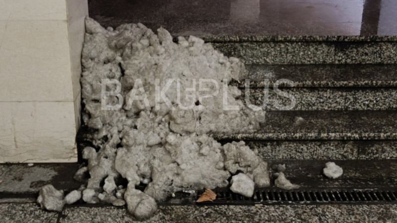 Əriyən qar Qış parkındakı keçidi də ağlar günə qoydu – Bakı sakinlərindən ŞİKAYƏT + VİDEO