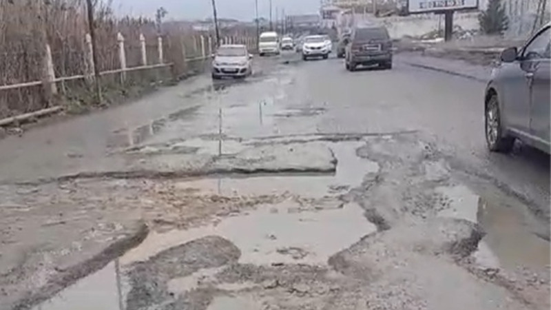 Xırdalanda universitetə gedən yolda acınacaqlı vəziyyət - VİDEO  Xırdalanda universitetə gedən yolda acınacaqlı vəziyyət - VİDEO