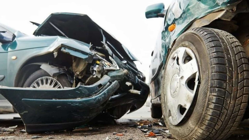 Bakıda iki maşın toqquşdu, xəsarət alanlar var - FOTO 