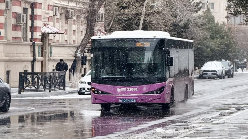 AYNA: Qarlı havada 40-dan çox avtobus qəzalarda zədələnib