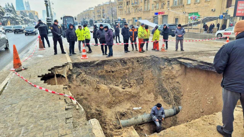 Şəhərin mərkəzində yol niyə çöküb? - RƏSMİ AÇIQLAMA