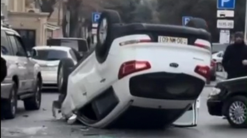 Bakının mərkəzində 4 maşını əzən “Kia” aşdı - VİDEO