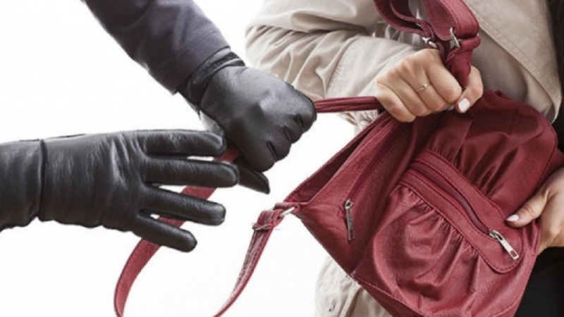 Bakıda kişi küçədə qadını döyüb qarət etdi