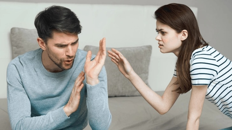 Novxanıda kişi 15 illik qız dostunun BAŞINI QAPIYA VURDU