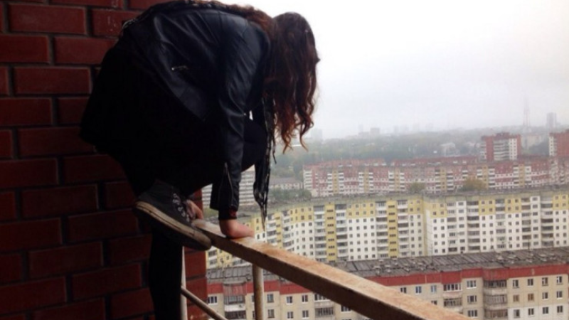 Bakıda DƏHŞƏT: Qız özünü 14-cü mərtəbədən atdı