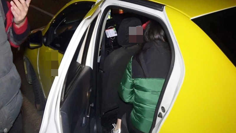 Taksi sürücüsü ona yol verməyən şəxsin boynunu sındırıb