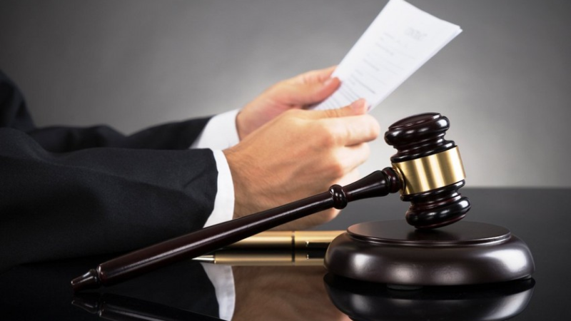 Adam bıçaqlamaqda təqsirləndirilən sabiq diplomatın məhkəməsi başlayıb