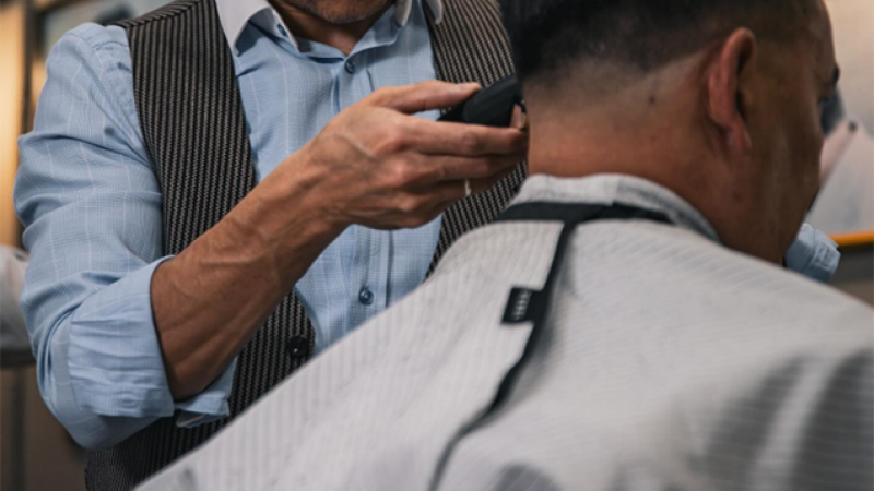 Bərbər özünü “polkovnik” kimi tanıdıb 600 min ələ keçirdi