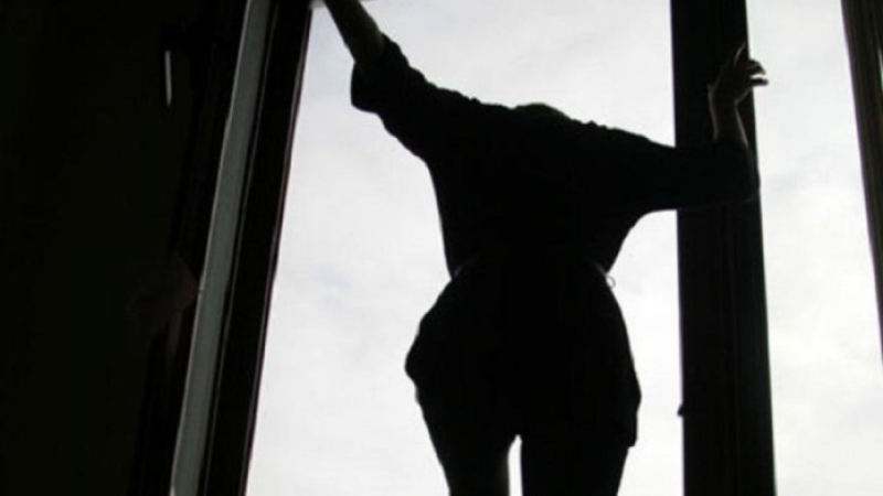 Bakıda ŞOK İNTİHAR: Məktəbli qız binanın damından özünü atdı