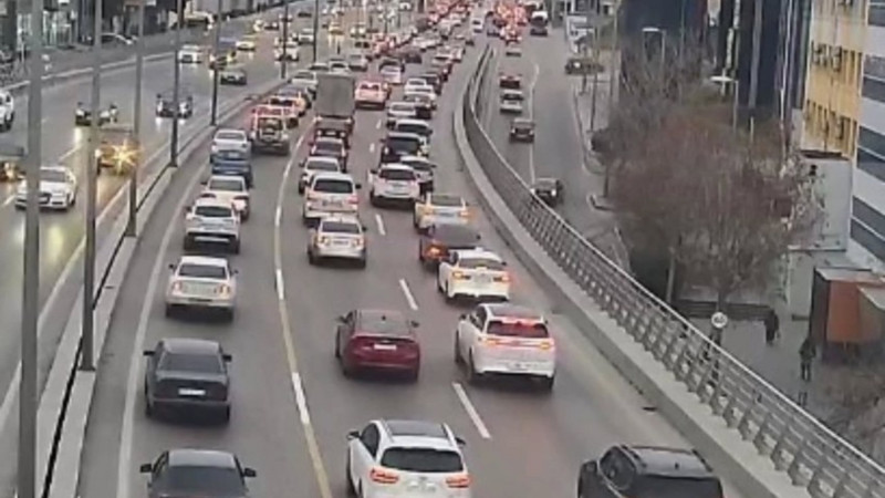 Bakıda bir çox yolda tıxac var - SİYAHI